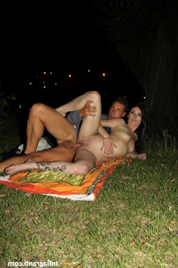 12P Mia De Berg e seu amigo fazem sexo em uma toalha no chão