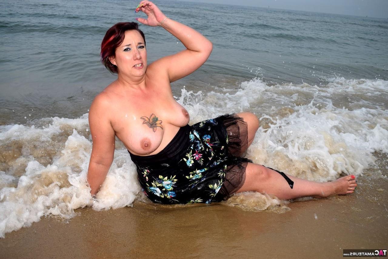 16P Die ältere Dame Sara Banks zeigt ihre Titten und Muschi an einem Strand in der Brandung