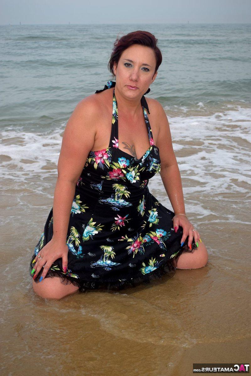 16P Die ältere Dame Sara Banks zeigt ihre Titten und Muschi an einem Strand in der Brandung