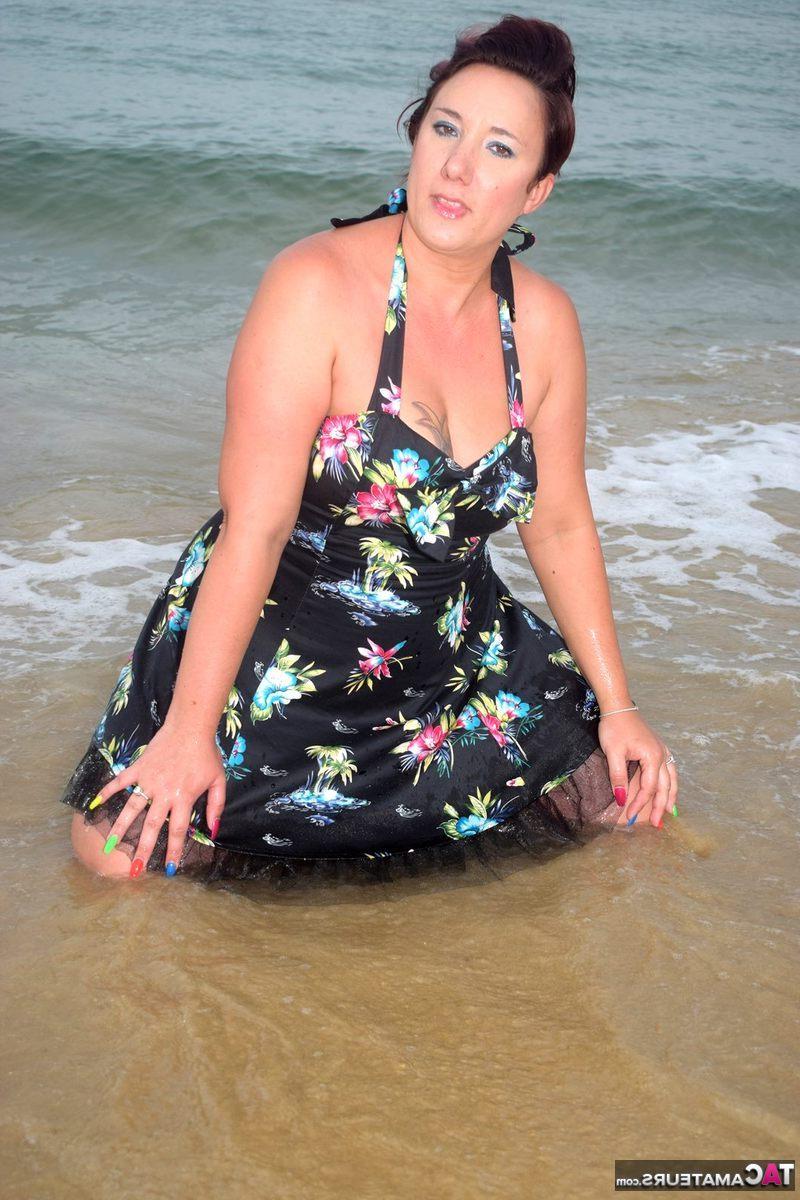 16P Die ältere Dame Sara Banks zeigt ihre Titten und Muschi an einem Strand in der Brandung