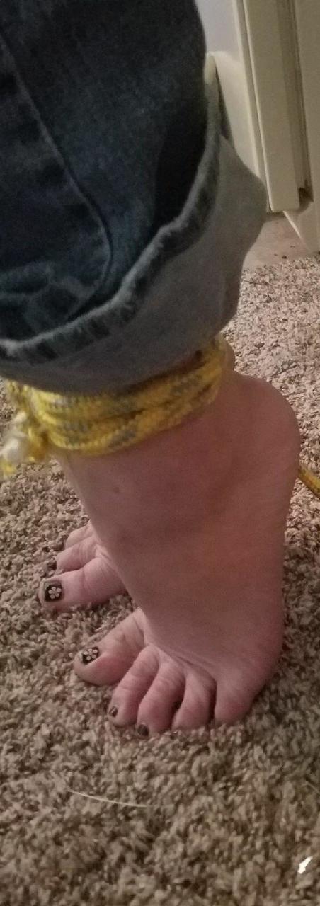 13P Une femme de race blanche avec de jolis pieds se retrouve ligotée avec ses vêtements