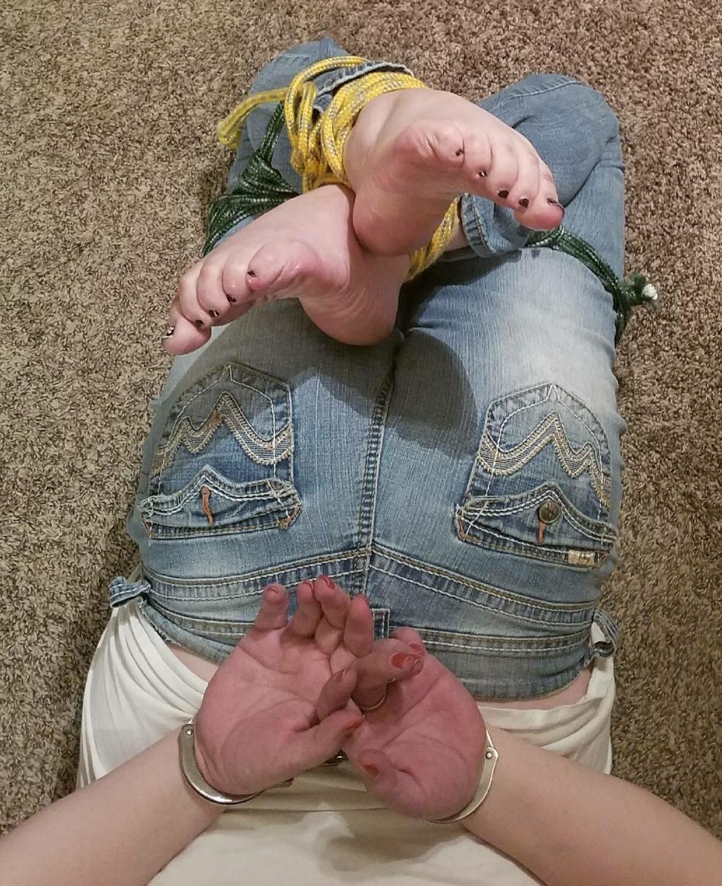 13P Une femme de race blanche avec de jolis pieds se retrouve ligotée avec ses vêtements