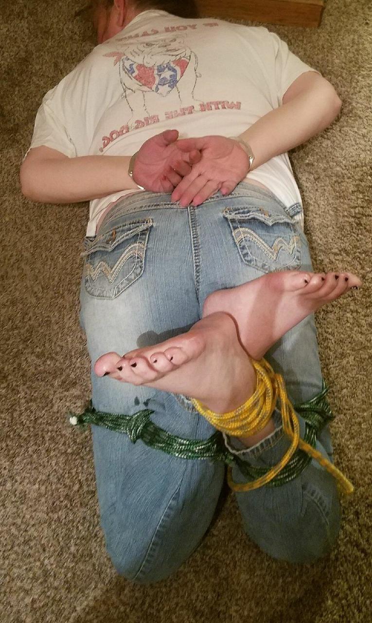 13P Une femme de race blanche avec de jolis pieds se retrouve ligotée avec ses vêtements