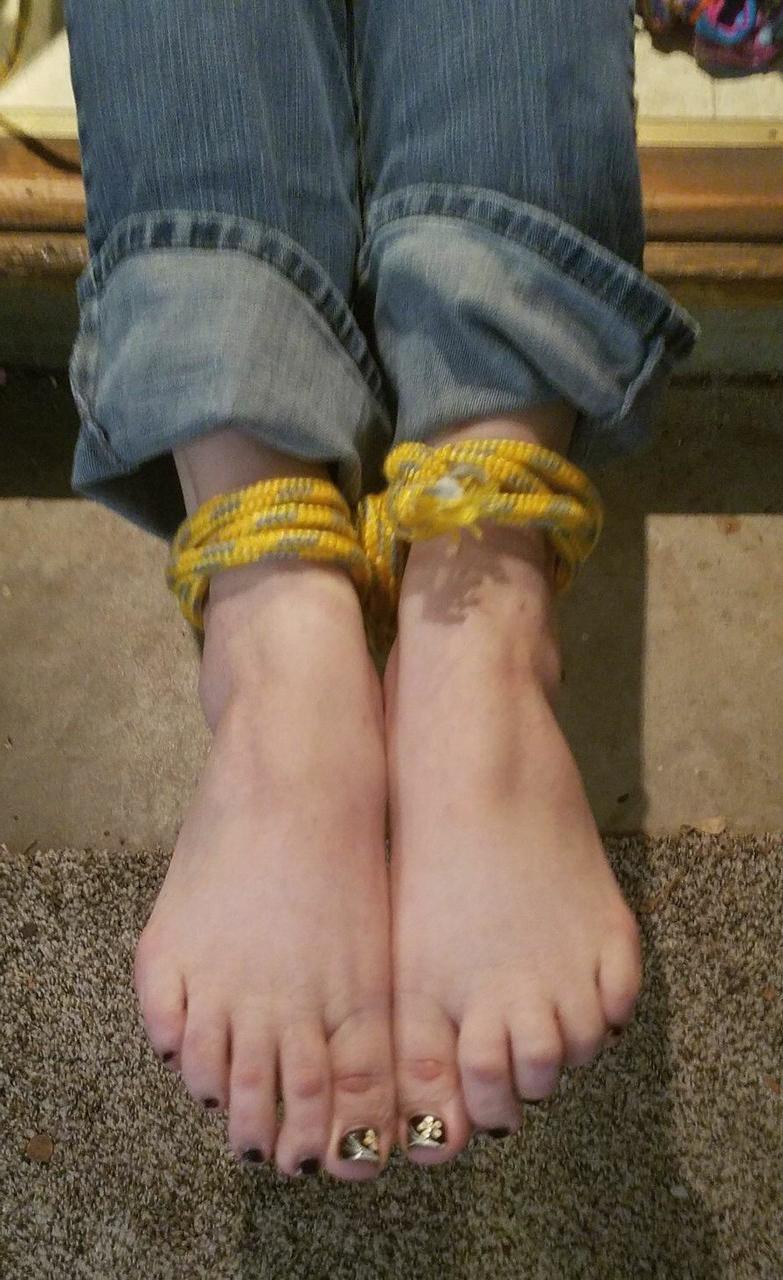 13P Une femme de race blanche avec de jolis pieds se retrouve ligotée avec ses vêtements
