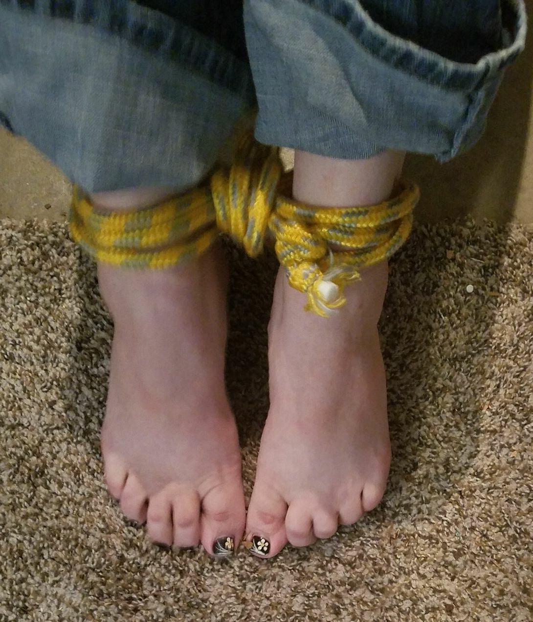 13P Une femme de race blanche avec de jolis pieds se retrouve ligotée avec ses vêtements