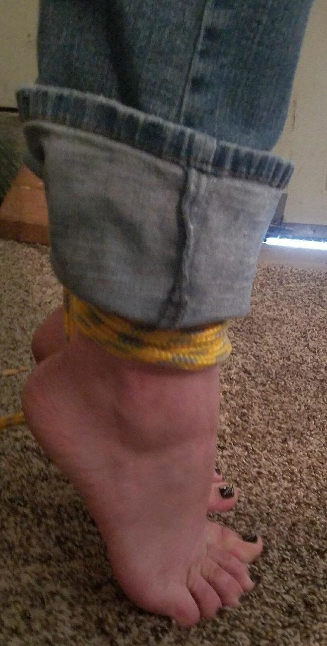 13P Une femme de race blanche avec de jolis pieds se retrouve ligotée avec ses vêtements