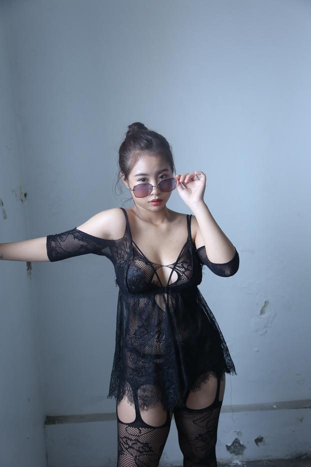 20P Une asiatique bien roulée portant des lunettes de soleil exhibe son cul rond et chaud en lingerie.