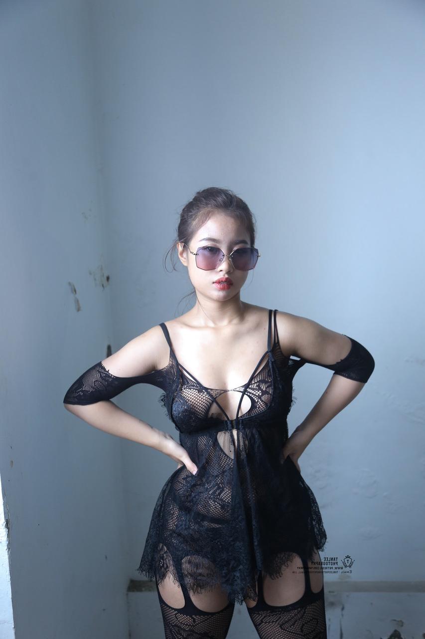 20P Une asiatique bien roulée portant des lunettes de soleil exhibe son cul rond et chaud en lingerie.