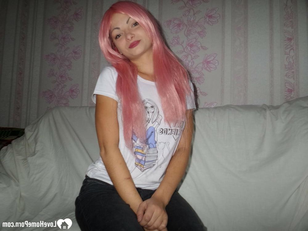 20P Adolescente amadora de cabelo rosa toca sua buceta recém-raspada de perto