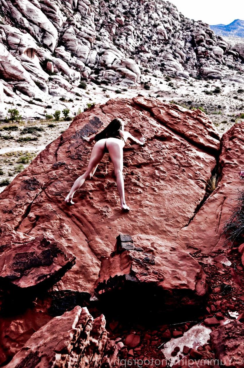 20P A alta pornstar Sofie Marie mostra sua bunda grande e seios naturais enquanto caminha nua
