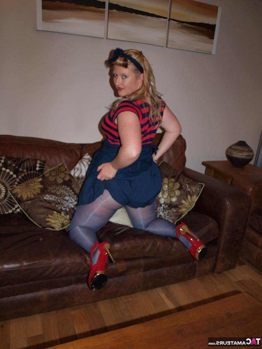 16P La rubia con sobrepeso samantha se quita las copas de sus pequeñas tetas antes de mostrar su gran trasero