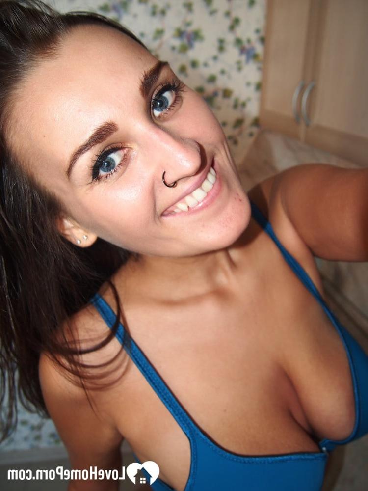 11P Morena totalmente natural apertando os peitos grandes e tirando selfies gostosas peladas