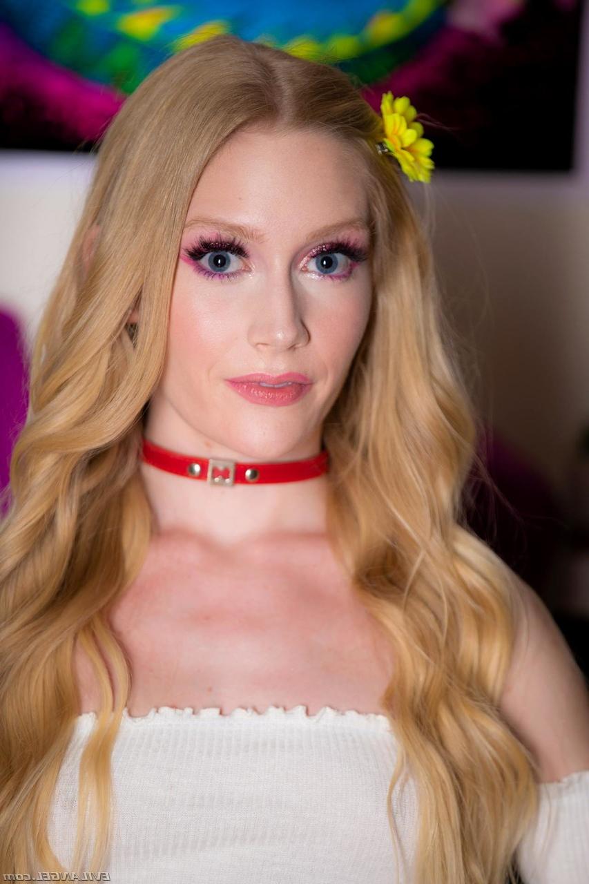 20P A gata loira Emma Starletto dá um BJ na garganta profunda depois de sexo violento doggystyle