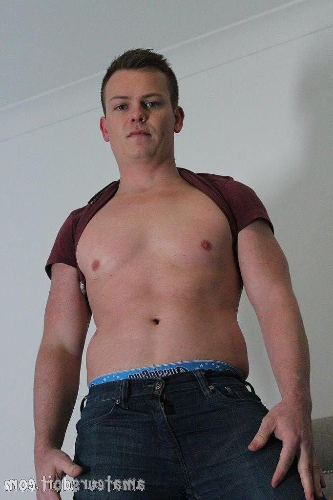 20P El guapo gay Keegan Keen muestra su pequeña polla sin cortar y se masturba