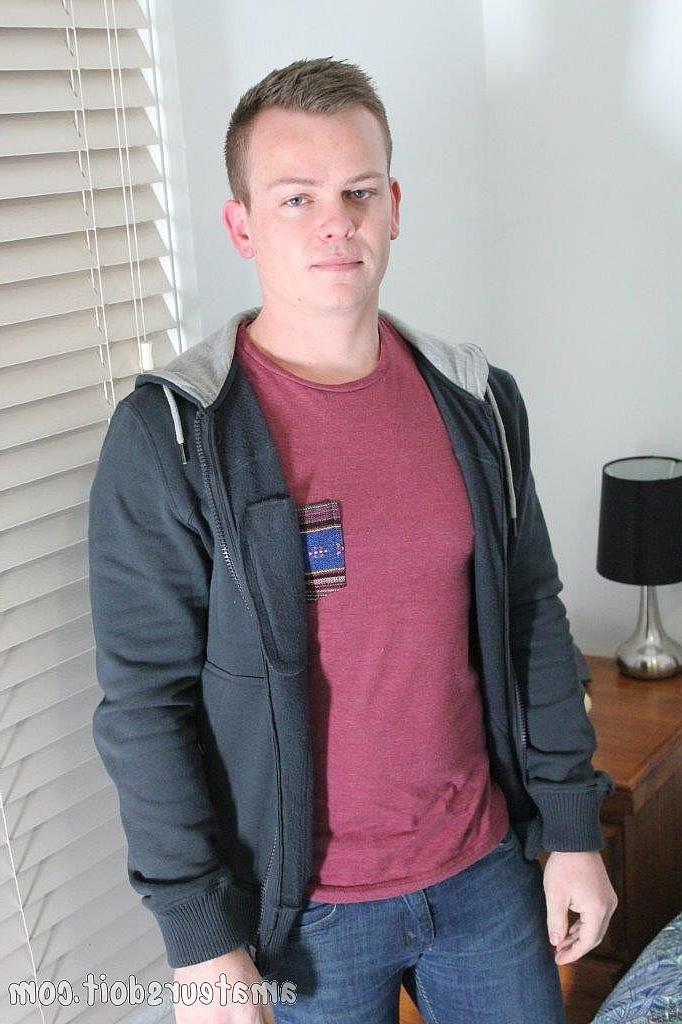 20P El guapo gay Keegan Keen muestra su pequeña polla sin cortar y se masturba