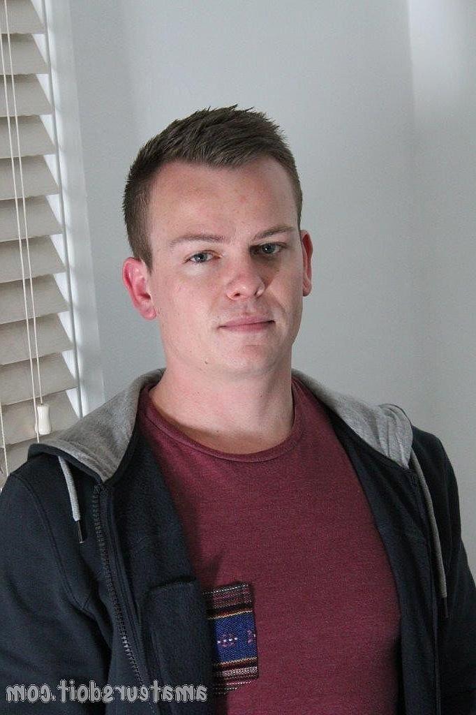 20P El guapo gay Keegan Keen muestra su pequeña polla sin cortar y se masturba
