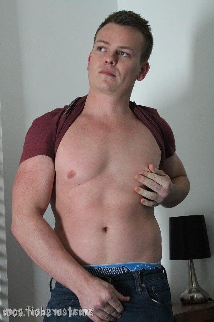 20P El guapo gay Keegan Keen muestra su pequeña polla sin cortar y se masturba