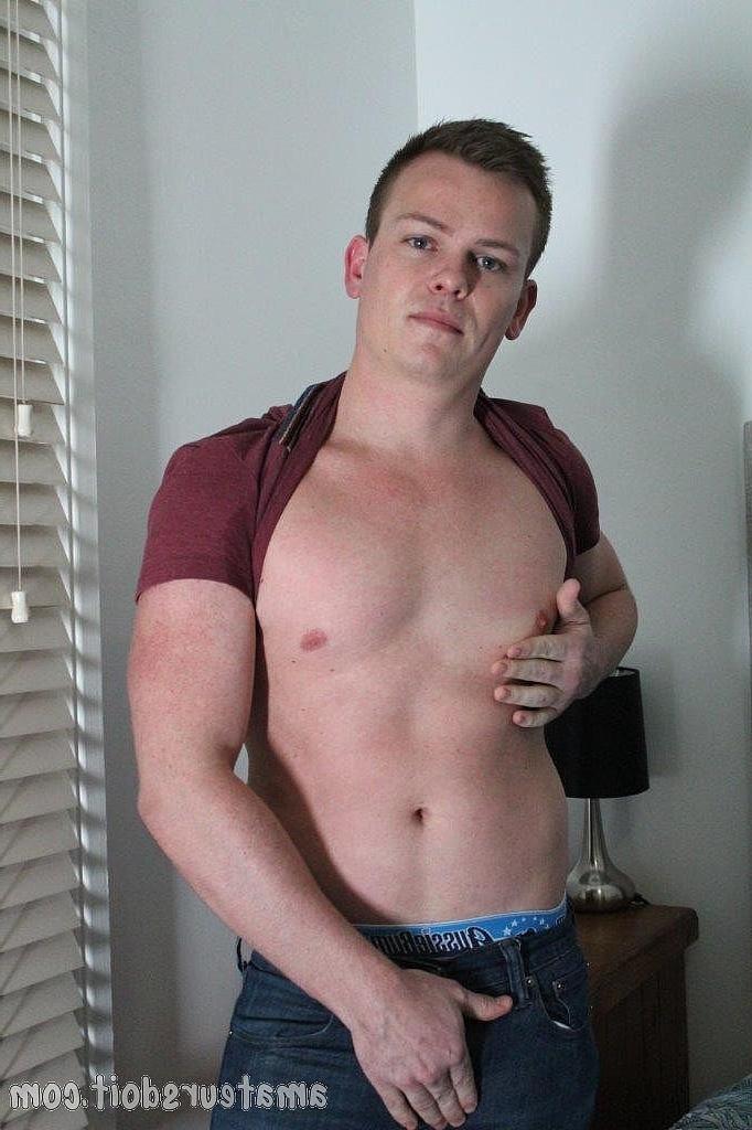 20P El guapo gay Keegan Keen muestra su pequeña polla sin cortar y se masturba