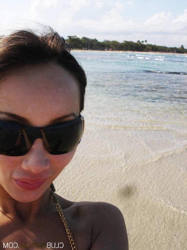 15P La amateur asiática Katsuni se hace topless durante una serie de instantáneas espontáneas