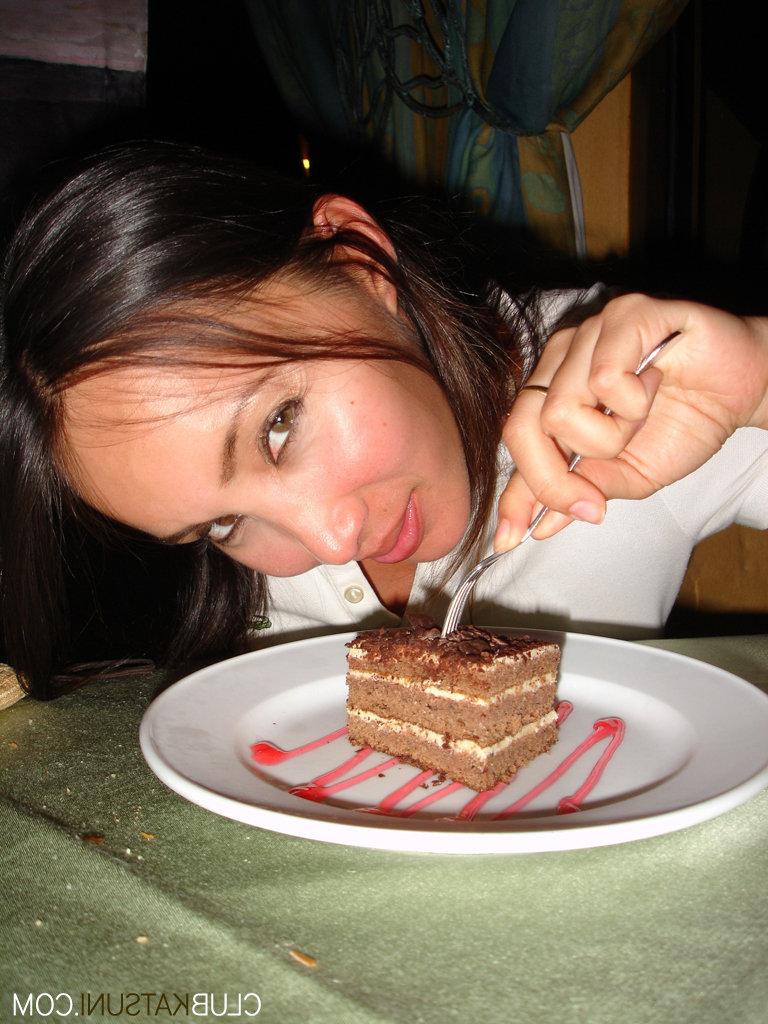 15P La amateur asiática Katsuni se hace topless durante una serie de instantáneas espontáneas