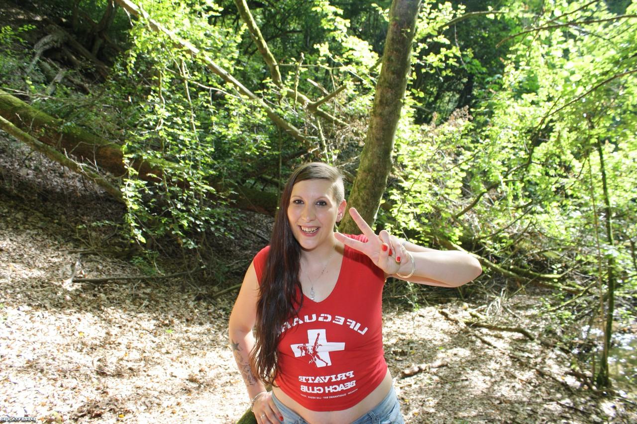 20P La joven amateur Smokey Kate expone su gran culo y es follada en el bosque