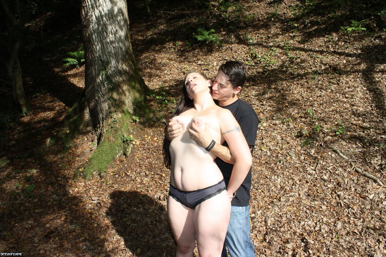 20P La joven amateur Smokey Kate expone su gran culo y es follada en el bosque