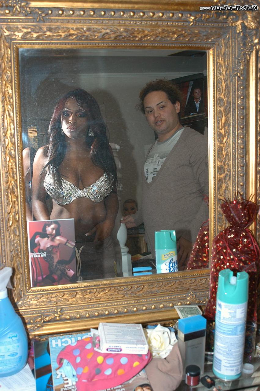 16P A estrela pornográfica de ébano Jada Fire exibe seus juggs e dá um titjob fantástico