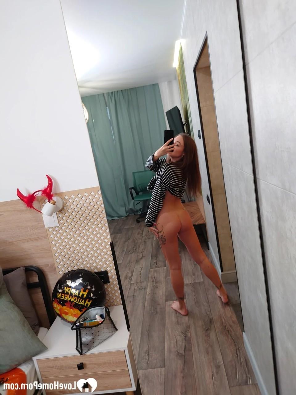 20P Adolescente magra e tatuada expõe sua bunda gostosa e buceta para tirar selfies no espelho