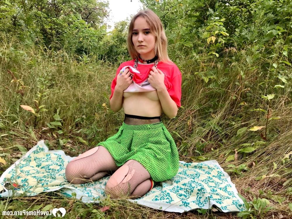 20P Namorada amadora sexy tirando a roupa e espalhando sua buceta na natureza