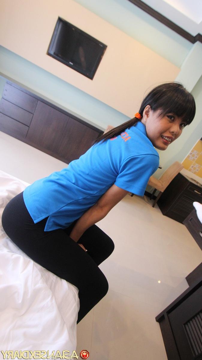 20P La petite beauté chinoise Nun Xang se fait baiser et crémer dans une chambre d'hôtel