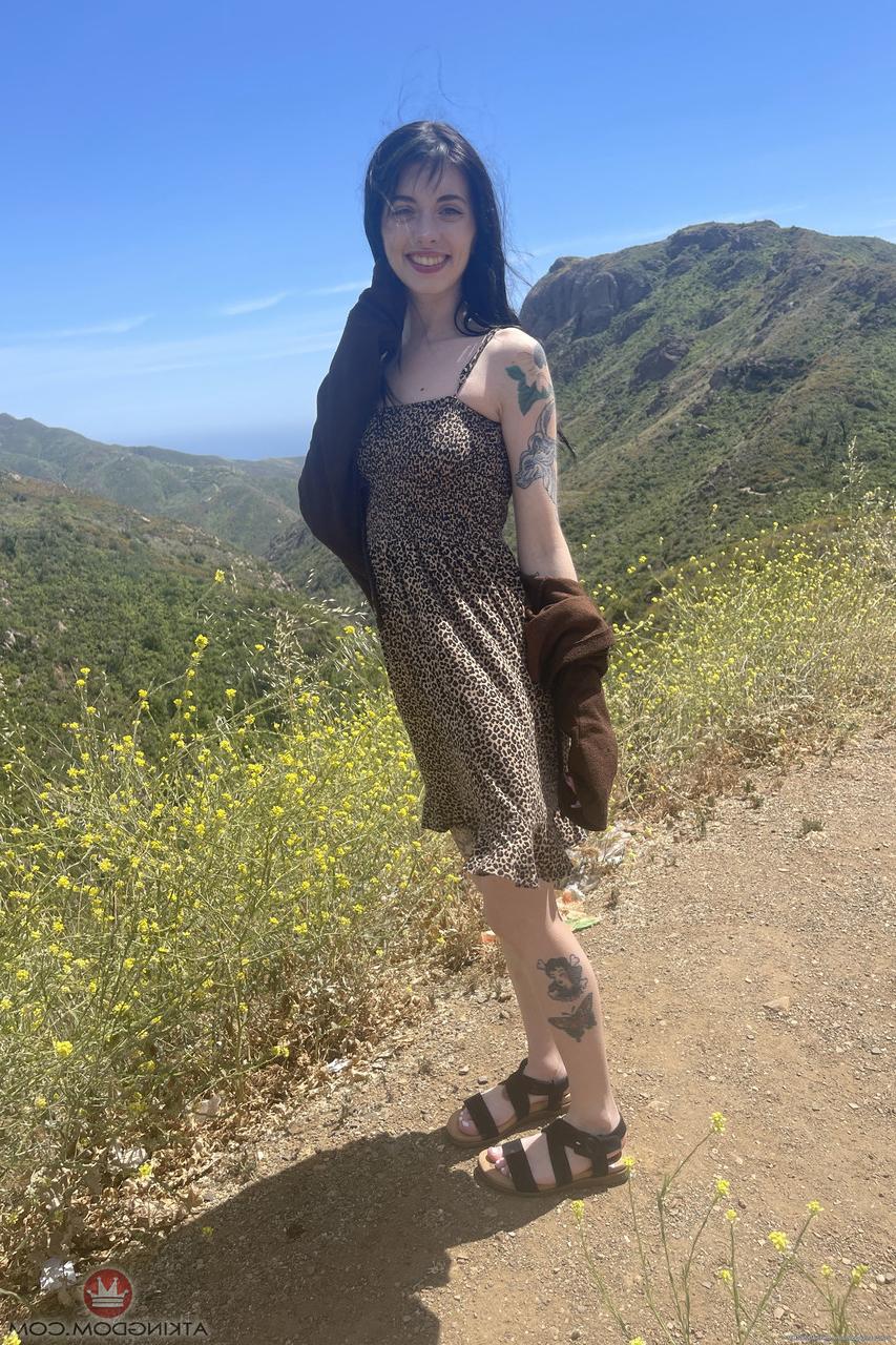 20P La sexy y delgada Kitty Cam muestra sus dedos de los pies lamibles y su delicioso coño de cerca