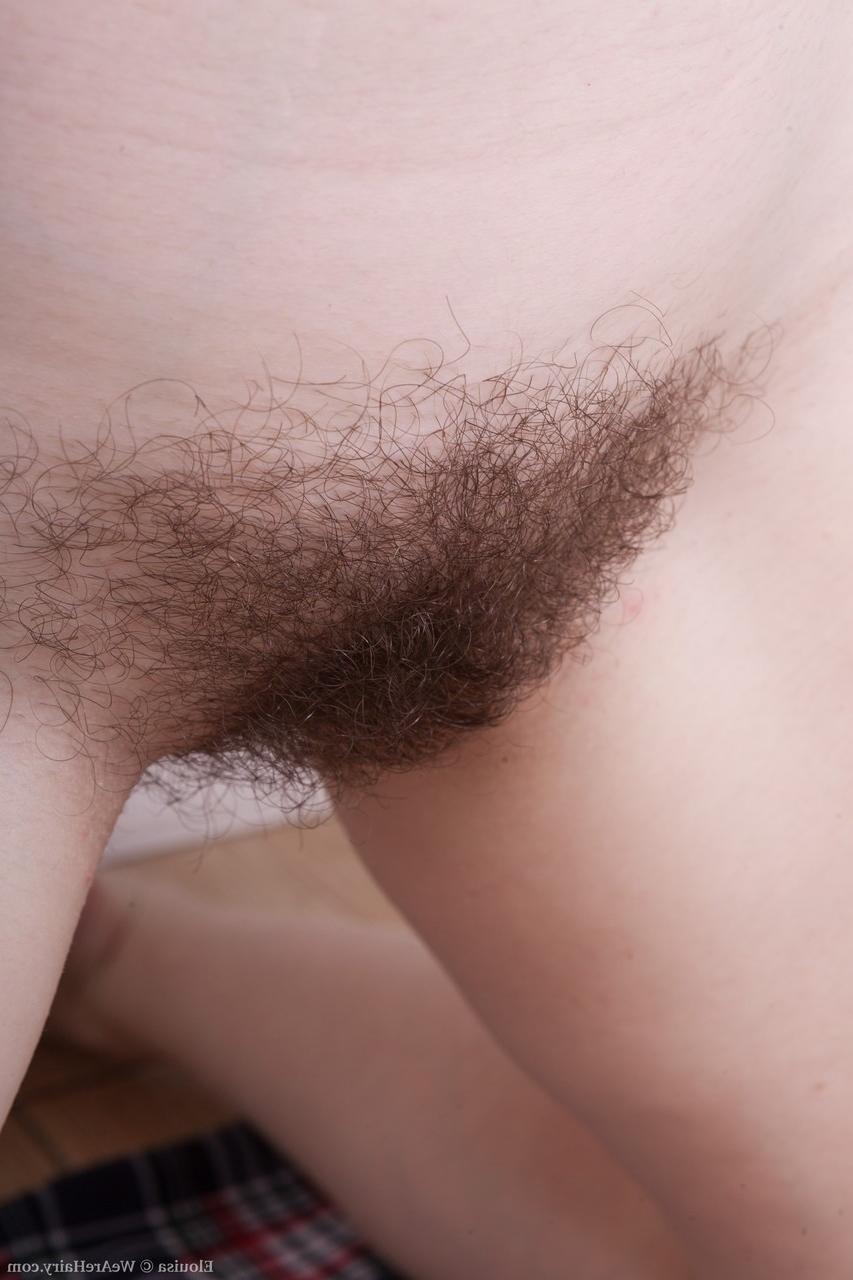 18P La pequeña adolescente con enormes tetas Elouisa se abre de piernas y revela su coño peludo
