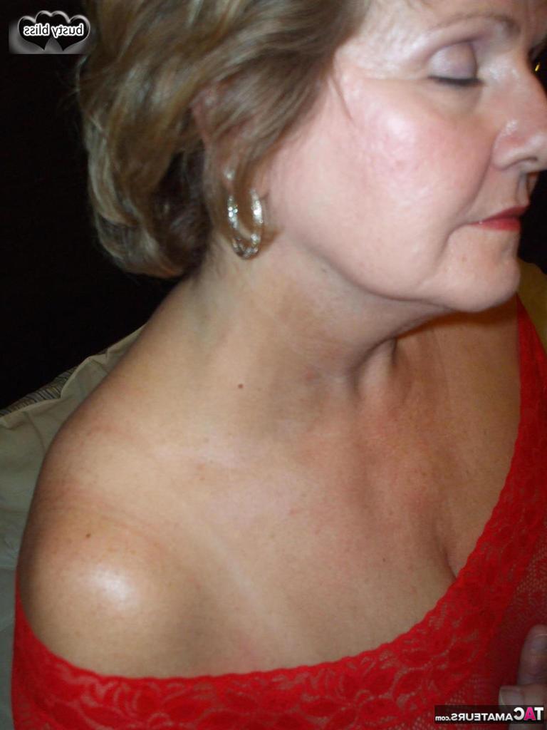 20P A amadora mais velha Busty Bliss beija um pau minúsculo depois de posar em lingerie transparente