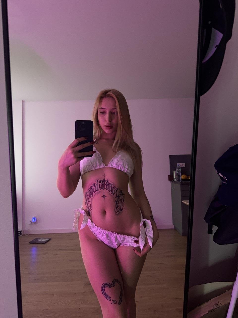 14P A amadora loira gostosa Mary Foster posa em sua lingerie e mostra suas curvas sensuais