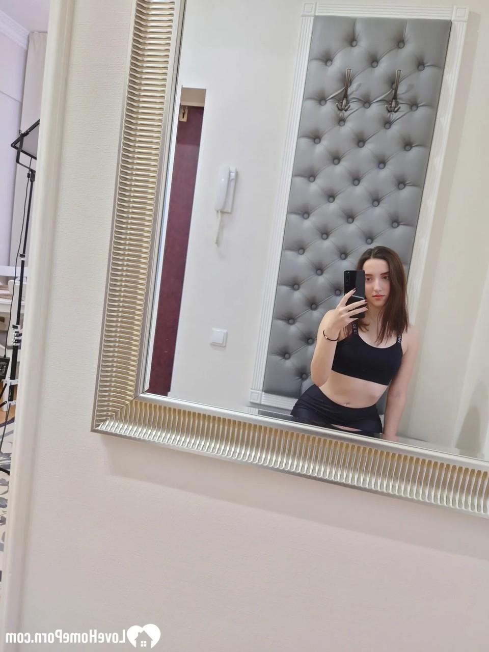 20P Une brune montre son petit corps en lingerie sexy et entièrement nue