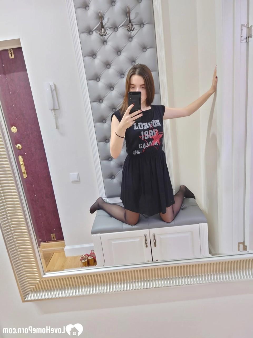 20P Une brune montre son petit corps en lingerie sexy et entièrement nue