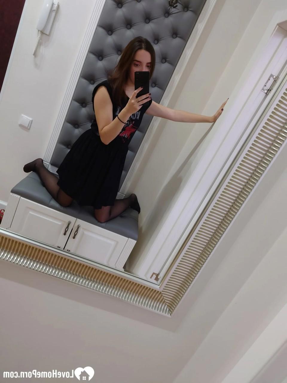 20P Une brune montre son petit corps en lingerie sexy et entièrement nue