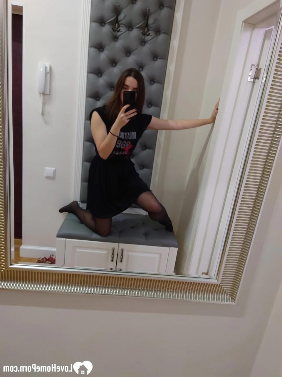 20P Une brune montre son petit corps en lingerie sexy et entièrement nue