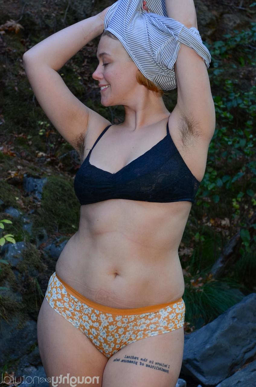 20P A amadora loira Emerald Lee mostra seu corpo delicioso e sua buceta peluda ao ar livre
