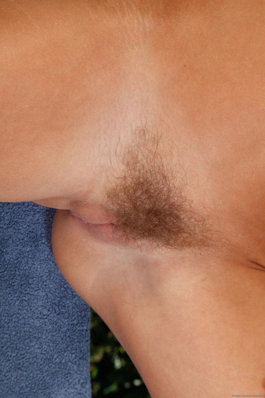 20P Das zierliche Babe Jessie Andrews zieht sich nackt aus und spreizt ihre beschnittene Muschi aus nächster Nähe