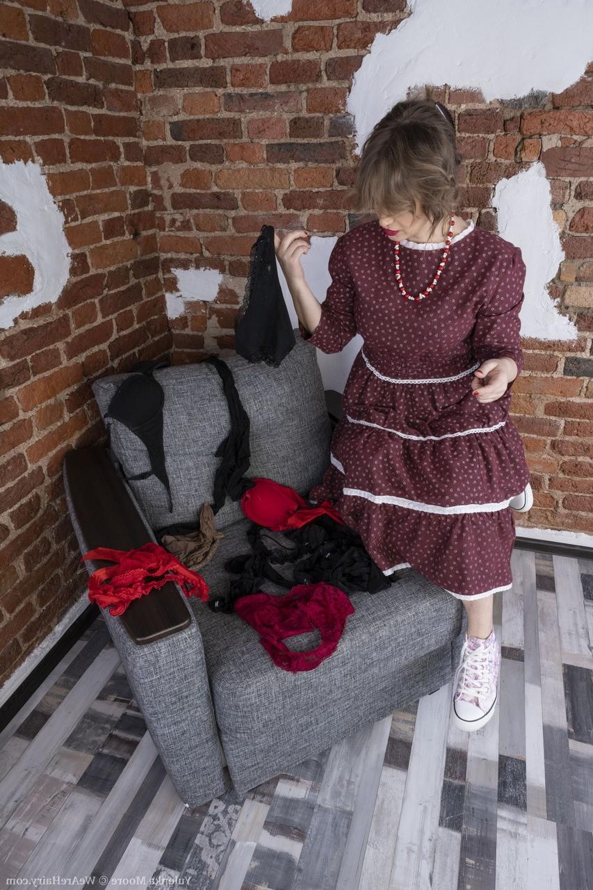 20P La jeune Yulenka Moore pose sans culotte avant de se déshabiller et de montrer son corps poilu.