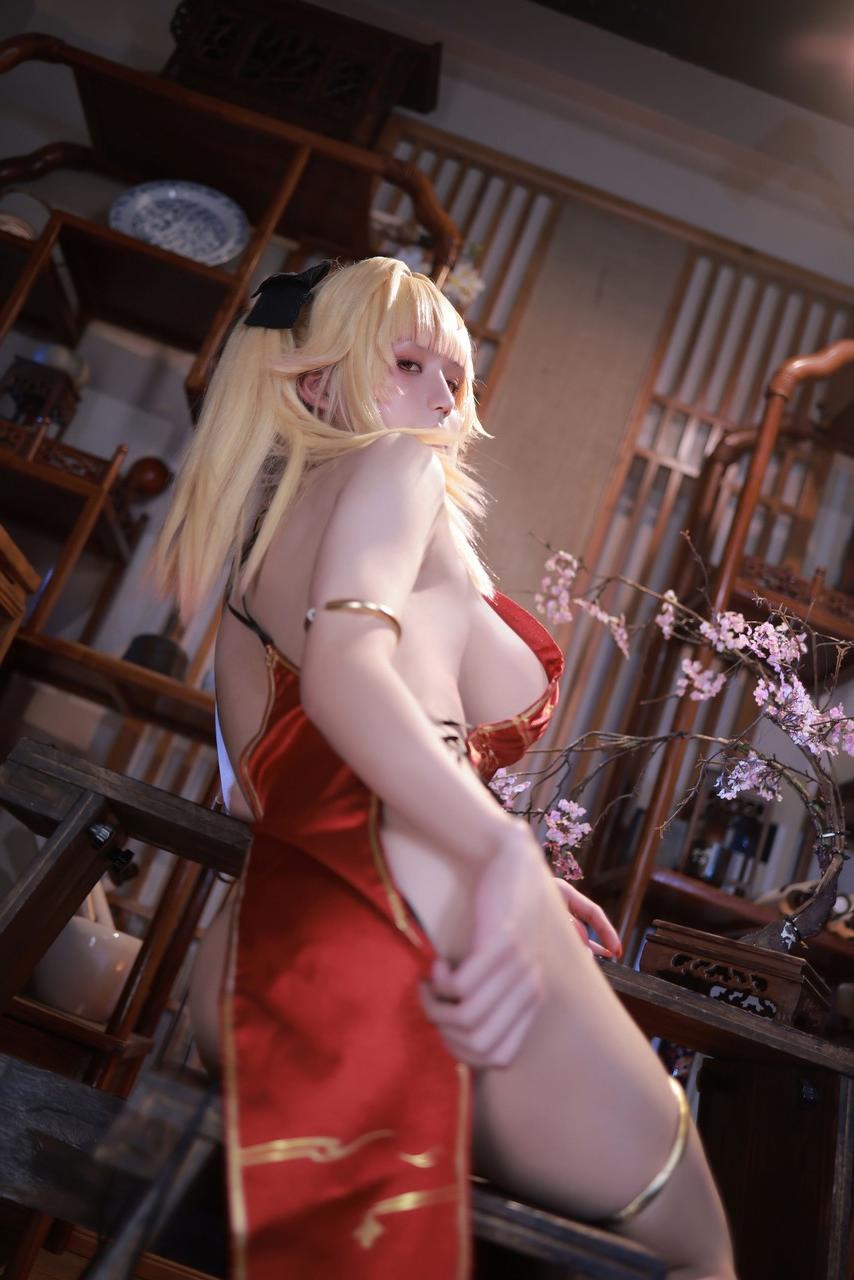 10P Atemberaubendes asiatisches blondes Cosplay-Babe posiert verführerisch in einem Solo