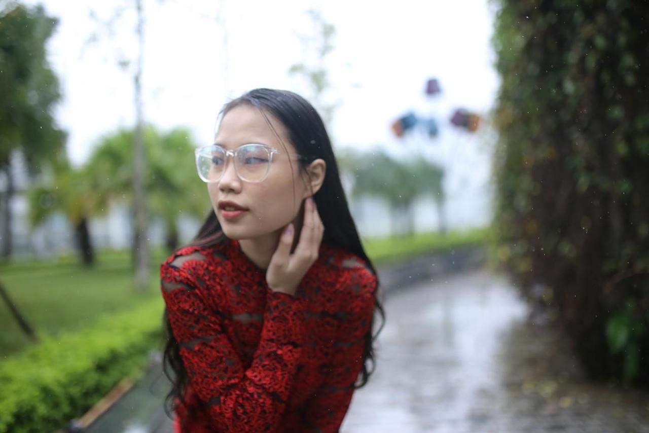 20P Belle amatrice à lunettes posant en public dans sa tenue sexy