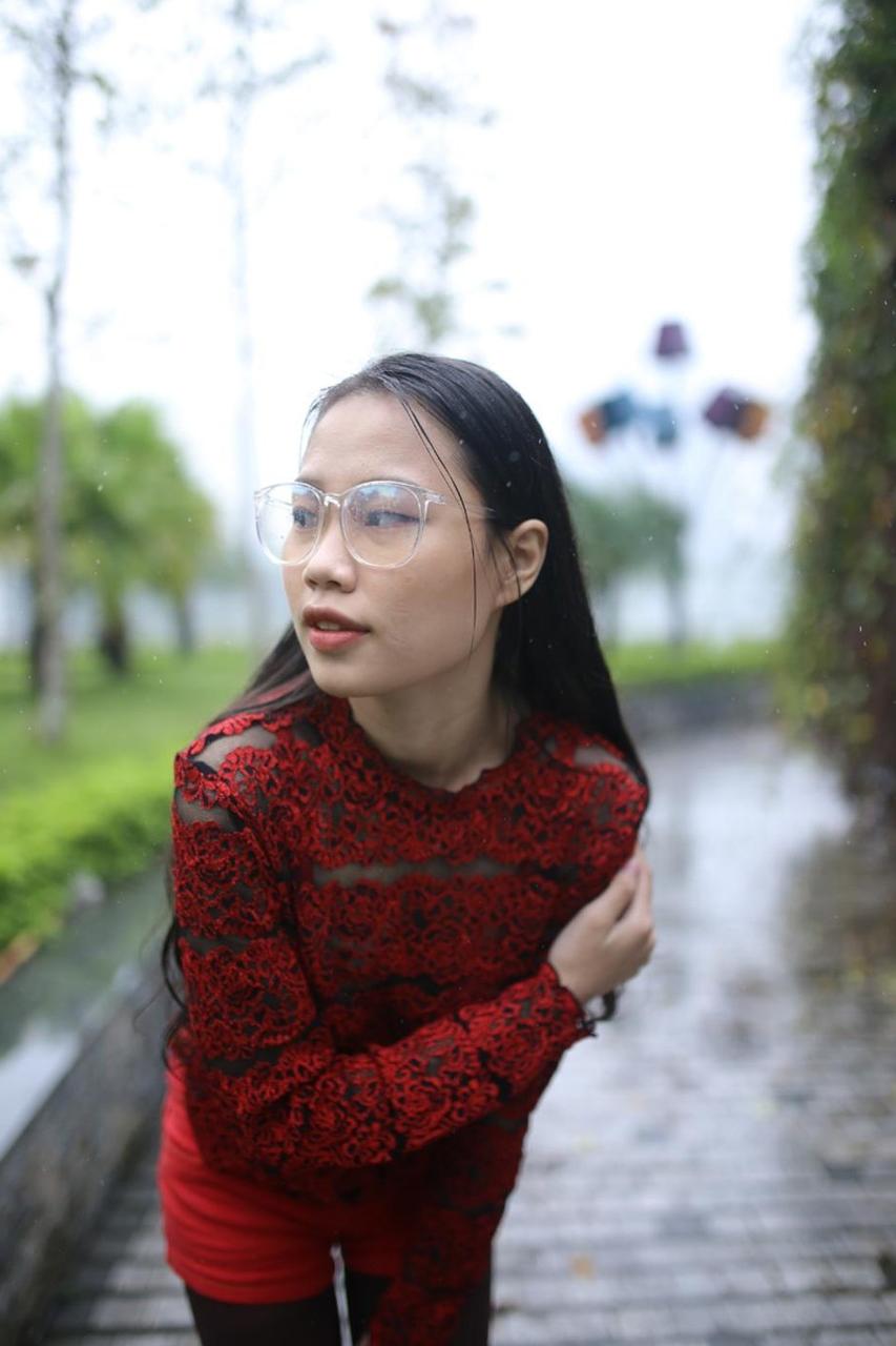 20P Belle amatrice à lunettes posant en public dans sa tenue sexy