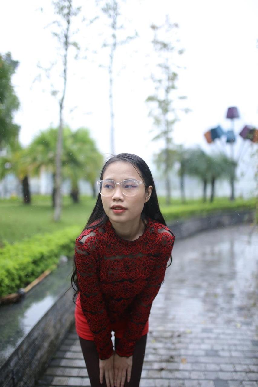 20P Belle amatrice à lunettes posant en public dans sa tenue sexy
