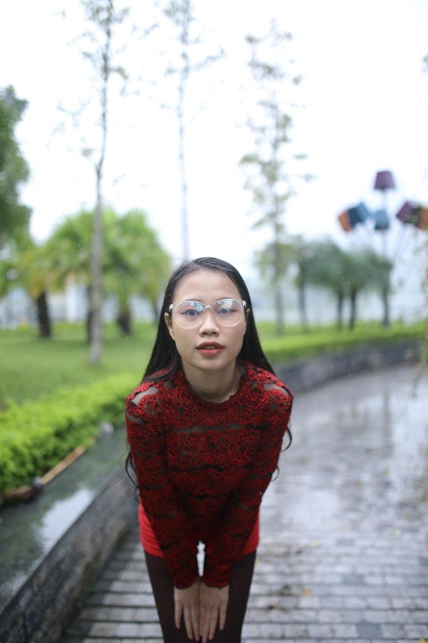 20P Belle amatrice à lunettes posant en public dans sa tenue sexy