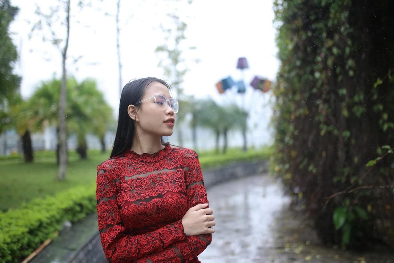 20P Belle amatrice à lunettes posant en public dans sa tenue sexy