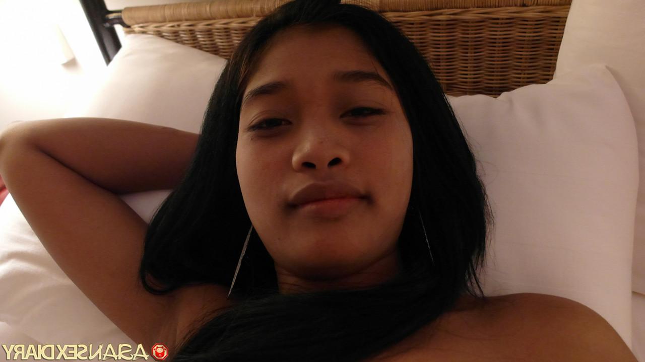 17P Lyn, la mignonne asiatique aux cheveux noirs, enlève sa robe et se fait pilonner en POV.