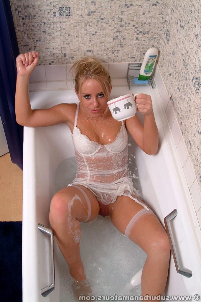 20P Loira gata em lingerie quente Natalie Heck se masturba na banheira
