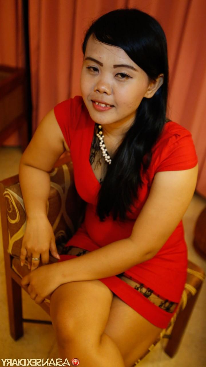 20P アジア人美女 Ice B が大きなお尻を見せびらかしながらハメ撮りの後背位セックスを楽しむ